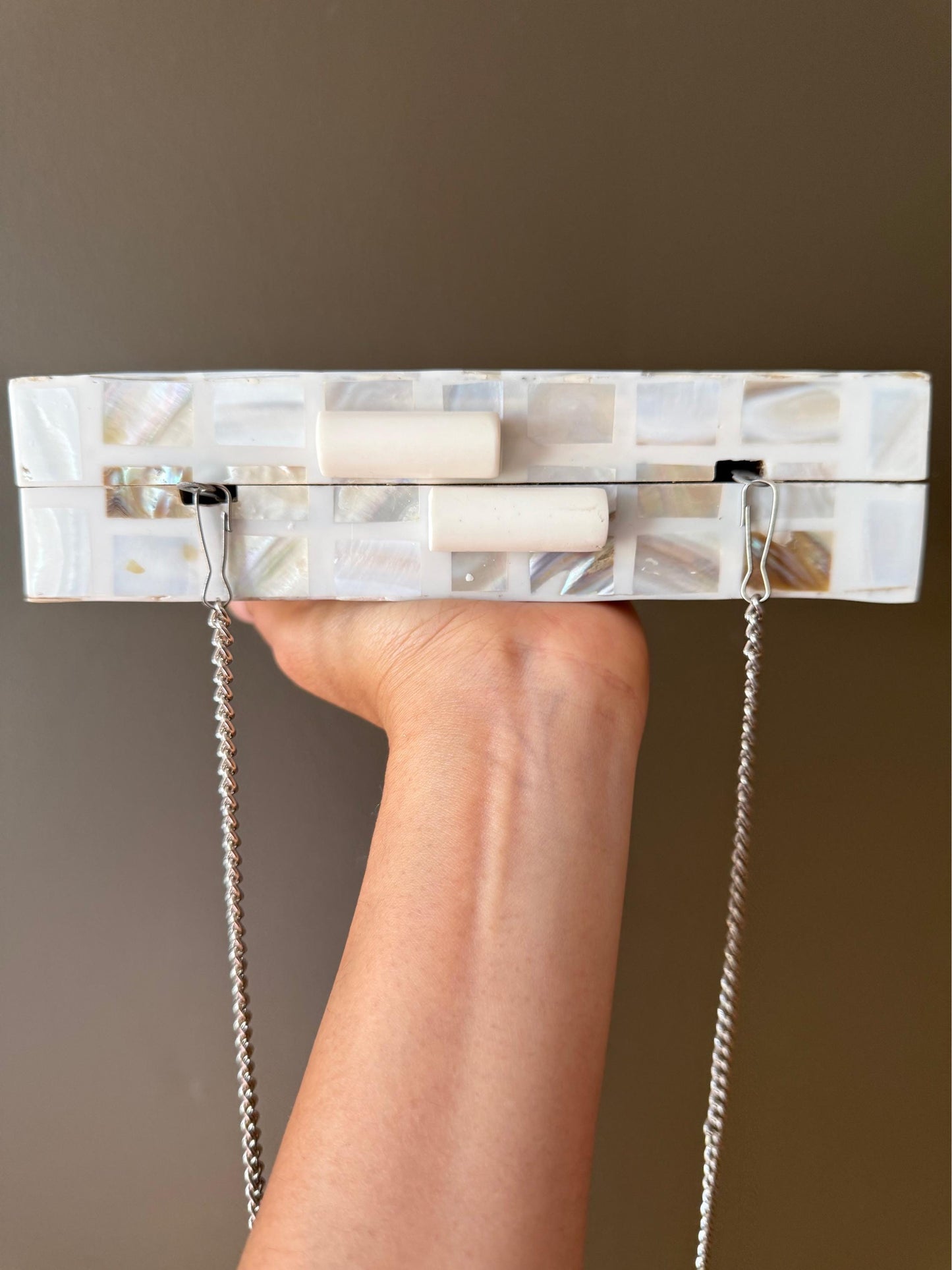 Elegant Mother of Pearl Box Clutch – Shell Mosaic Evening Bag – Handmade Clutch with Silver Chain – Ideal for Weddings & Formal Events