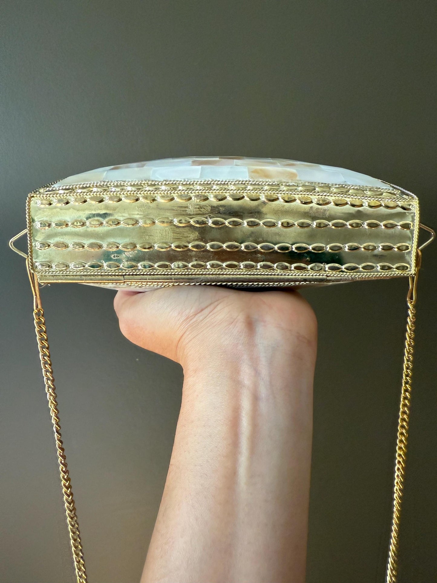 Elegant Mother of Pearl Clutch Purse with Gold Detailing – Vintage Style Evening Bag – Handmade Shell Bag – Perfect for Special Occasions
