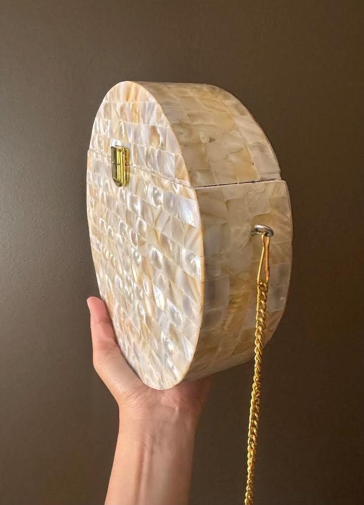 Exquisite Handmade Round Mother of Pearl Shell Clutch with Elegant Gold Chain Strap - Ideal Statement Accessory for Weddings, Parties