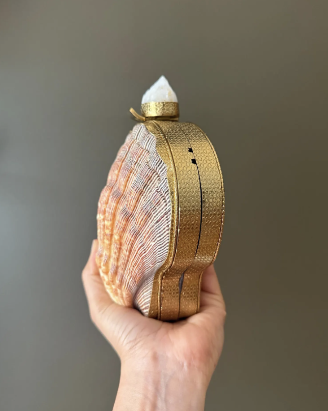 Elegant Shell-Shaped Clutch Purse – Handmade Statement Evening Bag with Gold Detailing and Natural Stone Clasp