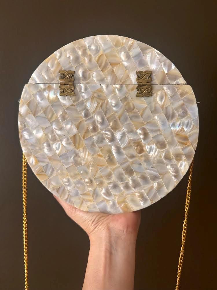 Exquisite Handmade Round Mother of Pearl Shell Clutch with Elegant Gold Chain Strap - Ideal Statement Accessory for Weddings, Parties
