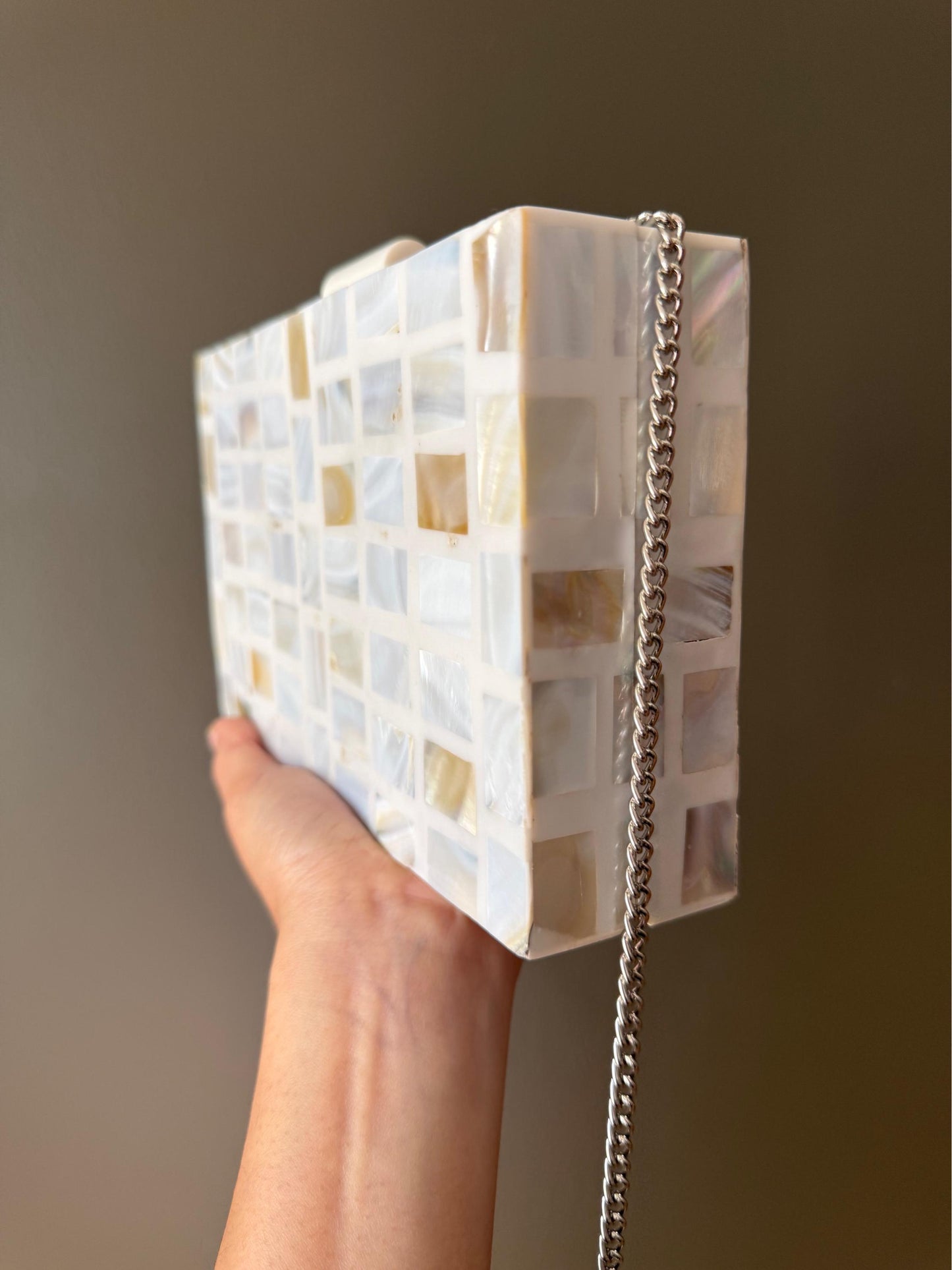Elegant Mother of Pearl Box Clutch – Shell Mosaic Evening Bag – Handmade Clutch with Silver Chain – Ideal for Weddings & Formal Events
